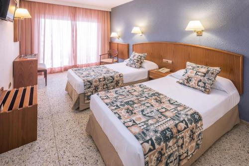 Twin Room with Balcony image 6