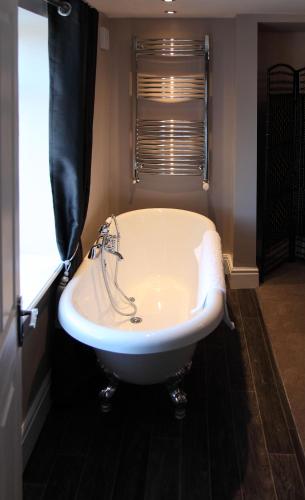 Badkamer, The Windmill Inn - Whitby in High Hawsker