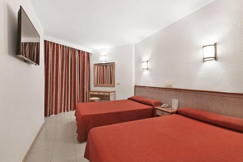 Club Mac Alcudia The 3-star Club Mac Alcudia offers comfort and convenience whether youre on business or holiday in Majorca. The property offers a wide range of amenities and perks to ensure you have a great time. Se