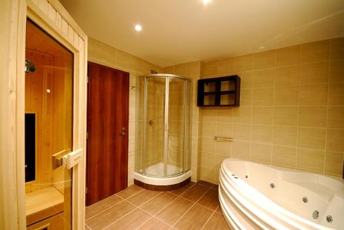 Two-Bedroom Apartment (5 Adults) image 2