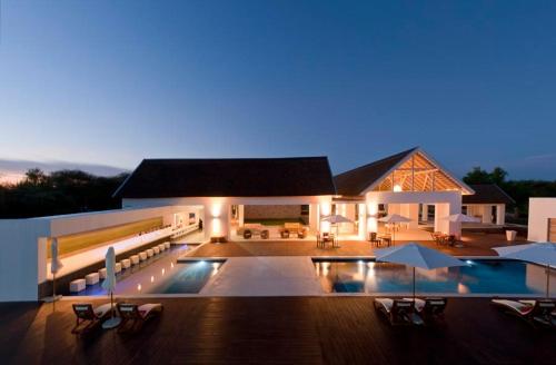 ทางเข้า, Emanya@Etosha in อีโตช่า