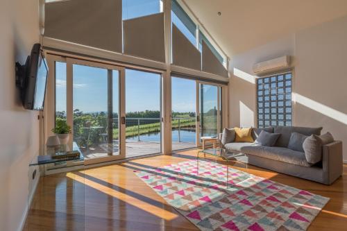 Book the The Yarra One-Bedroom Apartment with Balcony The Yarra One-Bedroom Apartment with Balcony