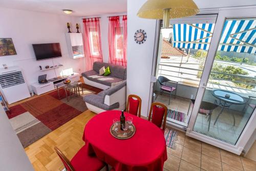 Apartments with a parking space Split - 13347