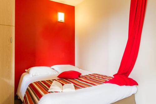 1 double bed, 2 twin beds