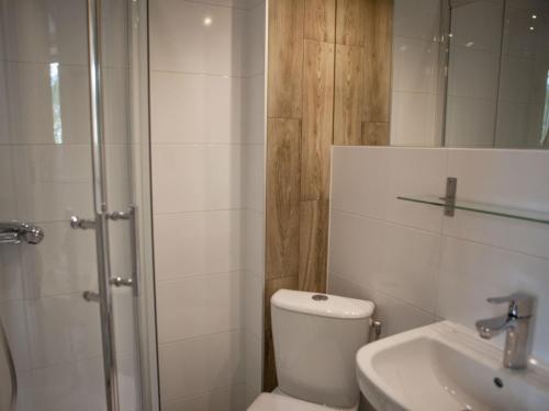 Twin Room image 5