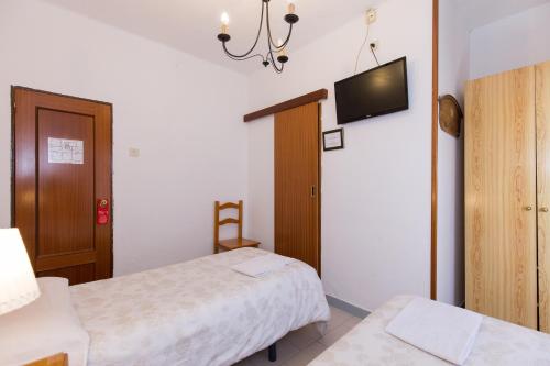 Double or Twin Room with Private Bathroom image 1