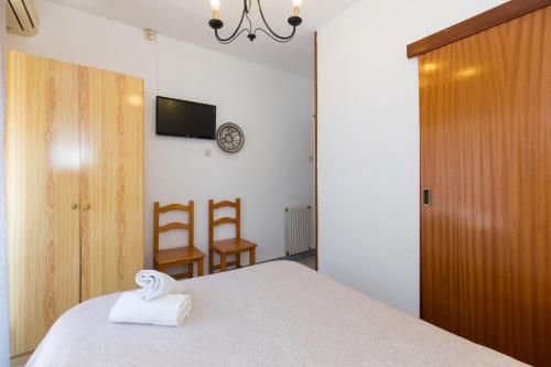 Double or Twin Room with Private Bathroom image 8