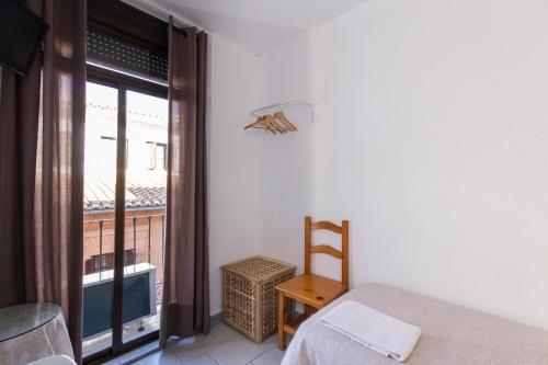Single Room with Shared Bathroom image 3