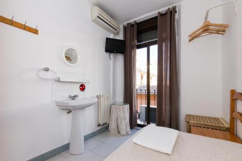 Single Room with Shared Bathroom image 4