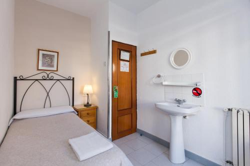 Single Room with Shared Bathroom image 1
