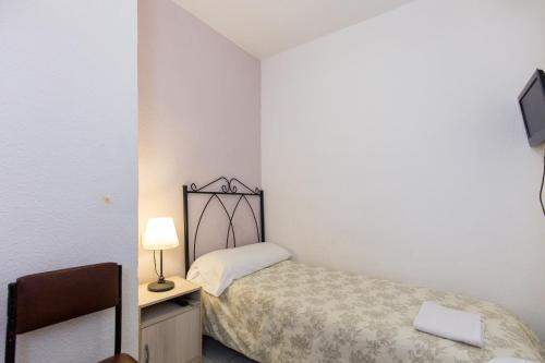 Single Room with Shared Bathroom image 5