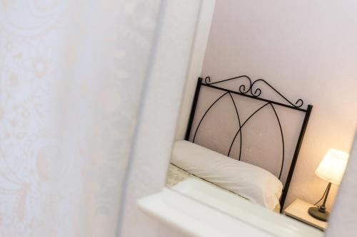 Single Room with Shared Bathroom image 9