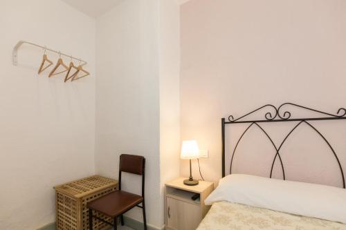 Single Room with Shared Bathroom image 7