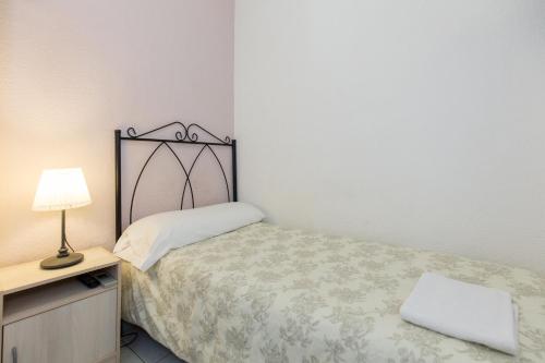Single Room with Shared Bathroom image 6