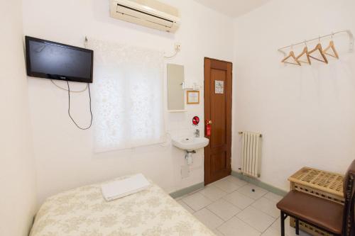 Single Room with Shared Bathroom image 8