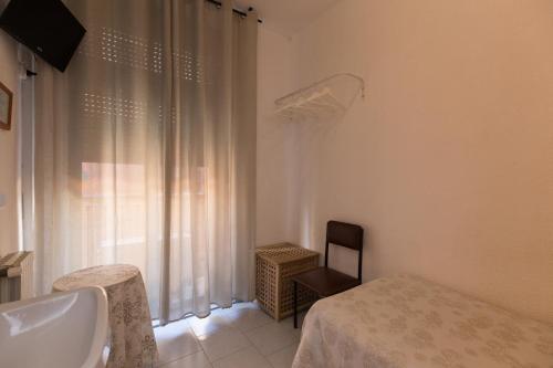 Single Room with Shared Bathroom image 10