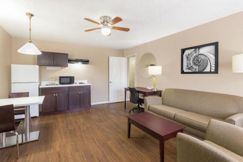 Super 8 by Wyndham Ellenton Bradenton Area in เอลเลนตัน (FL)