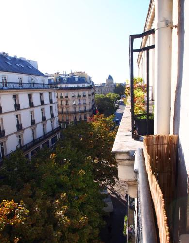 Appartement lumineux avec balcon au coeur de Paris - image 14
