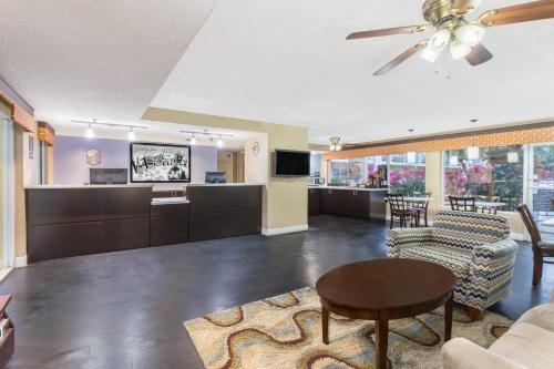 อาหารและเครื่องดื่ม, Super 8 by Wyndham Ellenton Bradenton Area in เอลเลนตัน (FL)