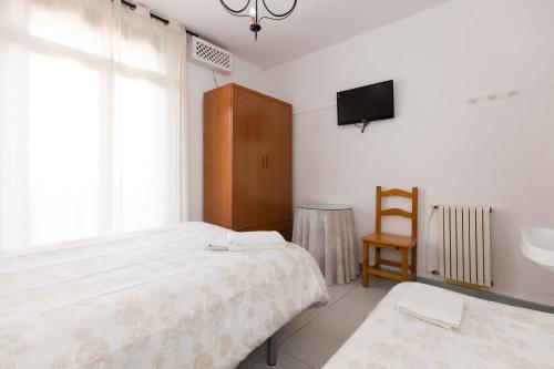 Triple Room with Private Exterior Bathroom image 6