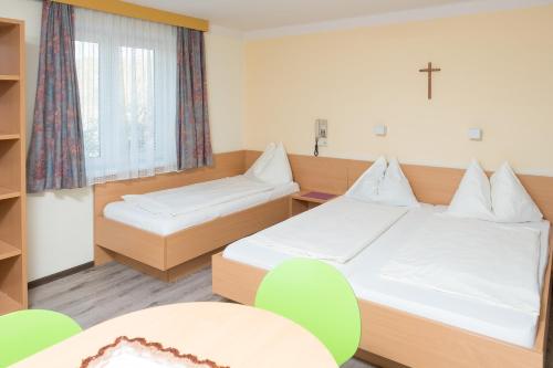 2 bedrooms, 4 beds