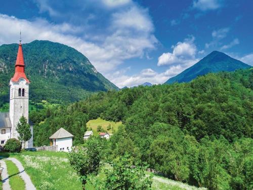 Apkārtne, Počitniška hiša Pri Kuštrču (Pocitniska hisa Pri Kustrcu) in Grahovo