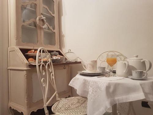 B&B Le Rose B&B Le Rose is a popular choice amongst travelers in Salerno, whether exploring or just passing through. Offering a variety of facilities and services, the property provides all you need for a good ni