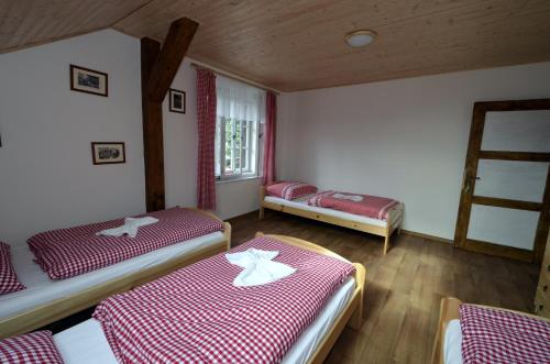4 twin beds