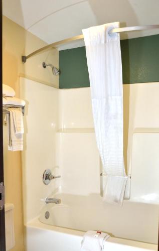 Days Inn by Wyndham Glasgow - image 3