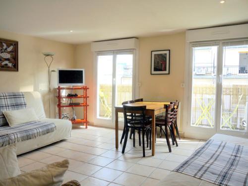 Appartement lumineux avec balcon au coeur de Paris - image 2
