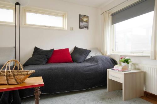 Studio on a houseboat, near city centre!