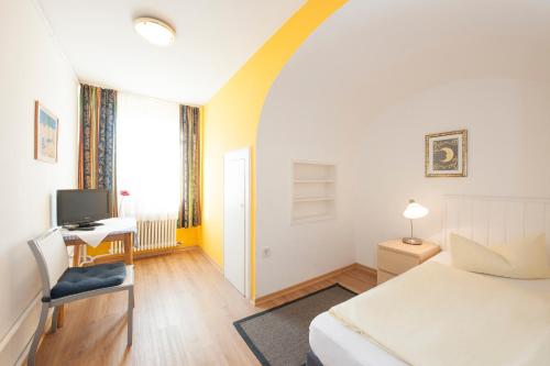Single Room with Shower (Shared WC) image 4