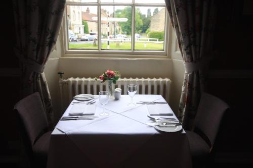 Worsley Arms Hotel - image 7