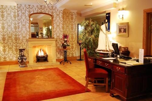 ผับ/เลาจน์, WatersEdge Hotel in โคฟ