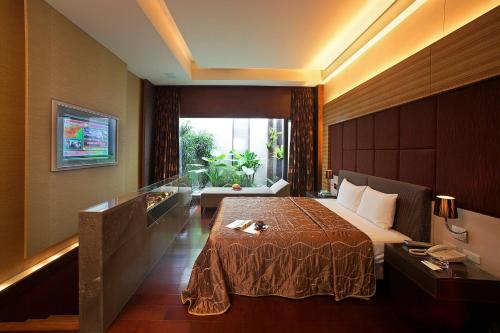 Spring SPA Motel Stop at Spring SPA Motel to discover the wonders of Taichung. The property offers a wide range of amenities and perks to ensure you have a great time. Service-minded staff will welcome and guide you a