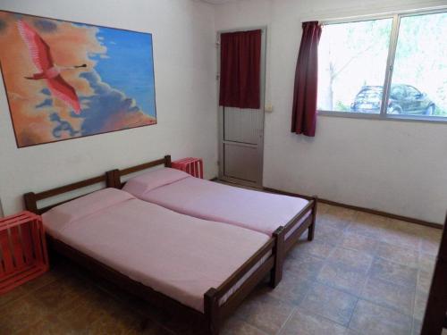 2 twin beds, 2 bunk beds