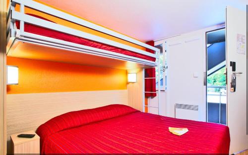 Triple Room (1 Double Bed + 1 Single Bed)