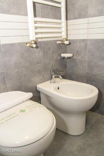 Homesuitehome Ideally located in the Eur and Garbatella area, Homesuitehome promises a relaxing and wonderful visit. Both business travelers and tourists can enjoy the propertys facilities and services. Service-mi