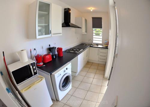 Kitchen, Petit havre de paix - Piscine et plage a pied in Mare Gaillard