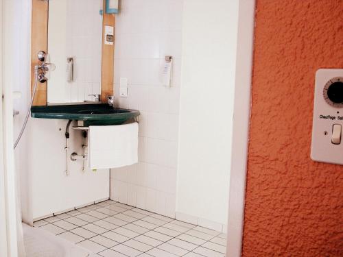 Bathroom, Brit Hotel Mulhouse Centre in Mulhouse City Center
