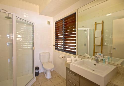 Palm Bay Resort Stop at Palm Bay Resort to discover the wonders of Great Barrier Reef. The hotel offers a wide range of amenities and perks to ensure you have a great time. Luggage storage, room service, meeting faci