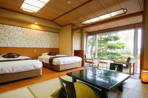 2 twin beds, 3 futon beds