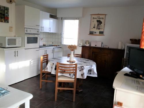 Apartment Congard - image 8
