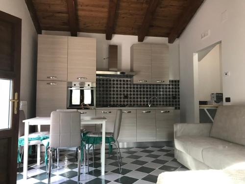 Konyha, Borgo Donna Teresa in Castel San Vincenzo