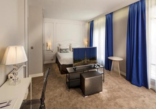 1 queen bed, 1 sofa bed