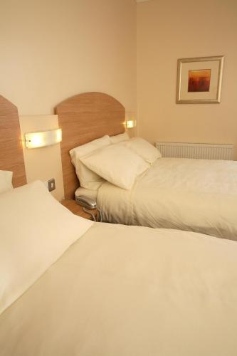 Twin Room image 1