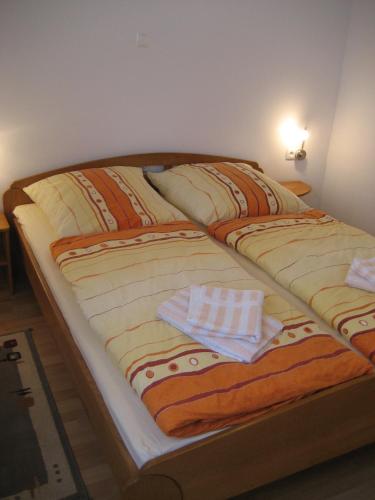 1 queen bed, 1 sofa bed