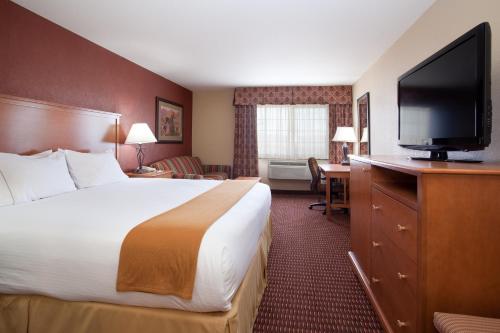 Holiday Inn Express Hotel & Suites Raton, an IHG Hotel