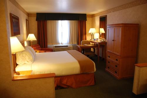 Holiday Inn Express Hotel & Suites Raton, an IHG Hotel