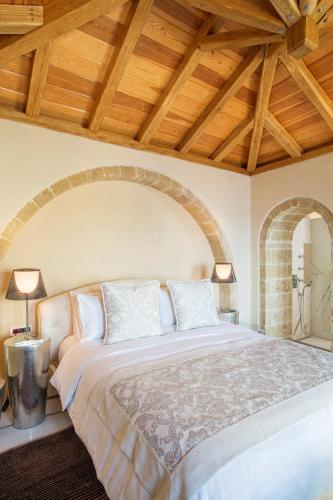 Moni Emvasis Luxury Suites - image 5